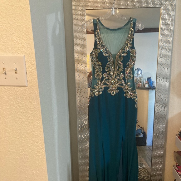 Size M fits like a 4/6 $700 brand new color teal - Picture 2 of 6